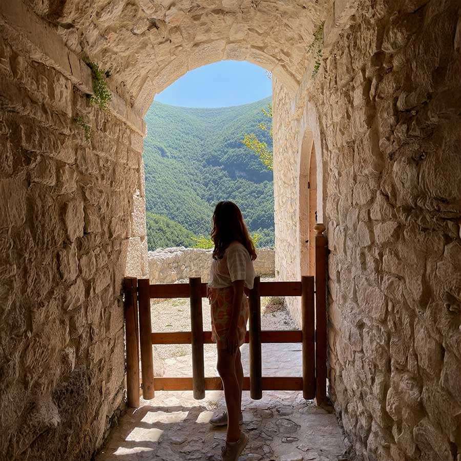 Arch view fence travel design