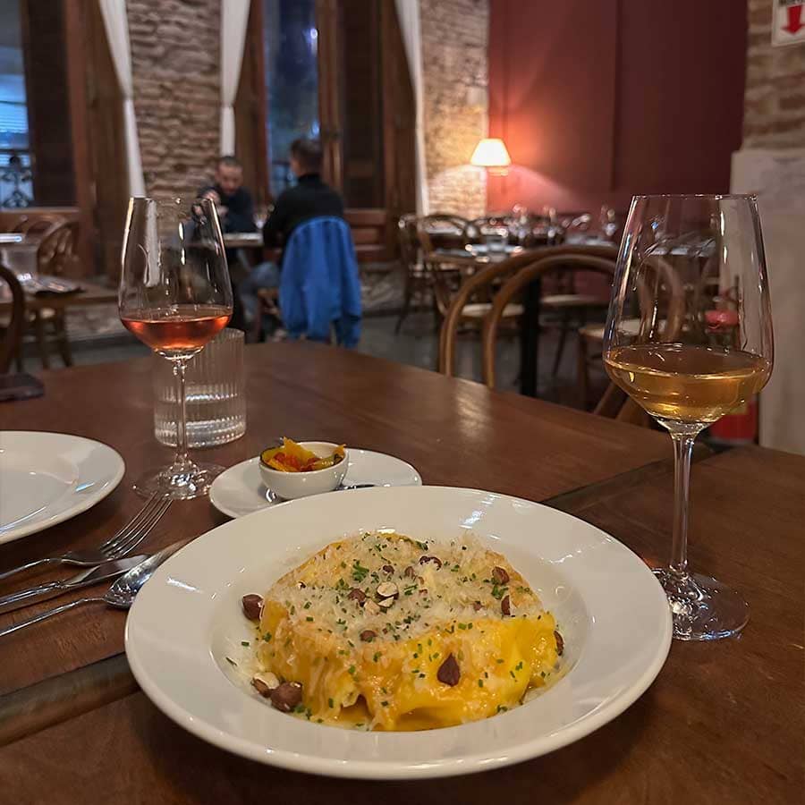 Glasses wine plate travel design