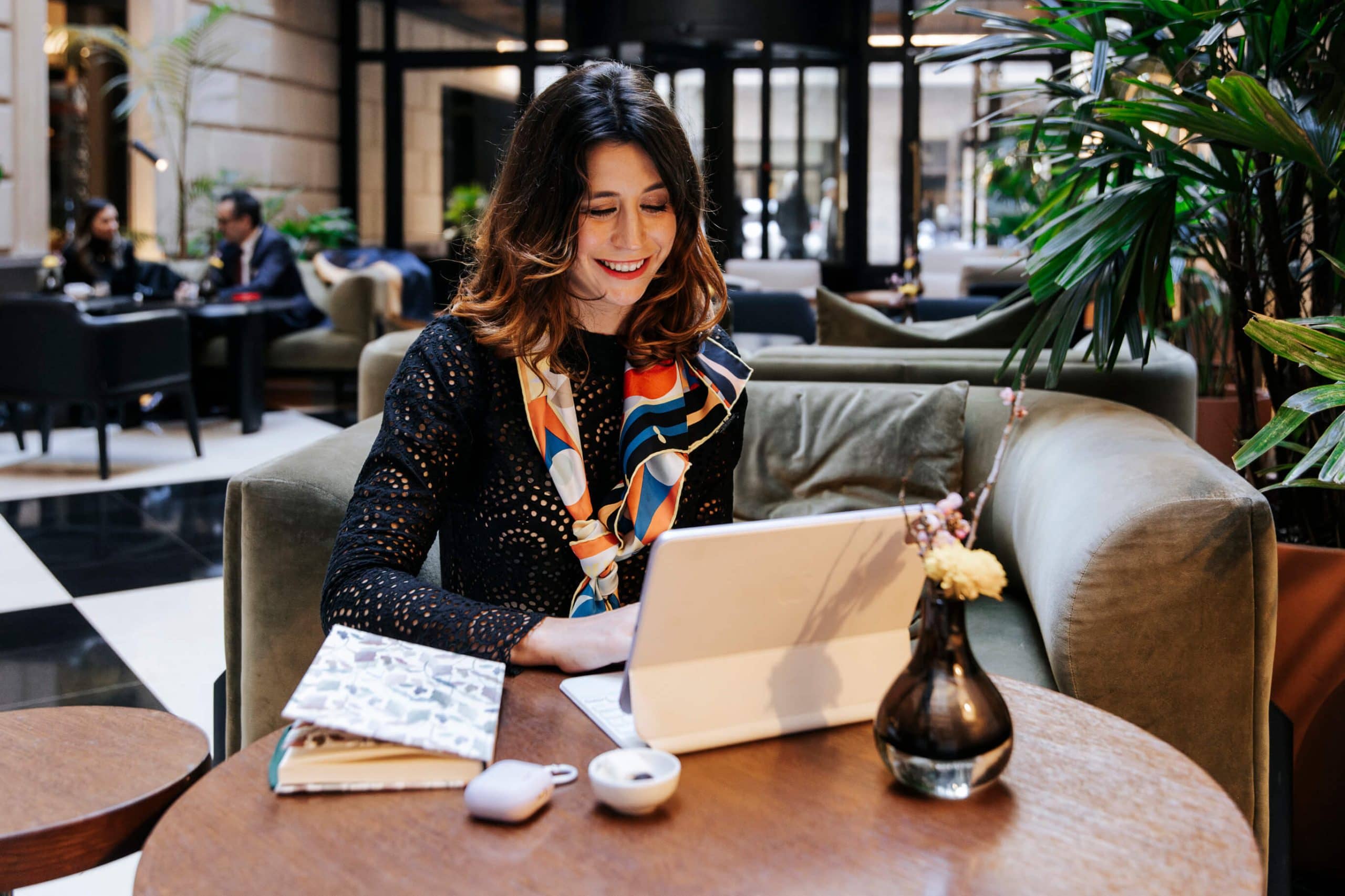 Sole Plazas trabajando en el diseño de un viaje personalizado en un hotel boutique de Buenos Aires